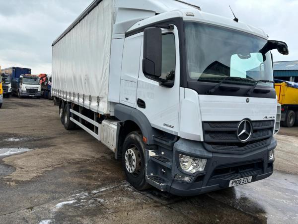 2015 (15) Mercedes Benz Actos curtainsier